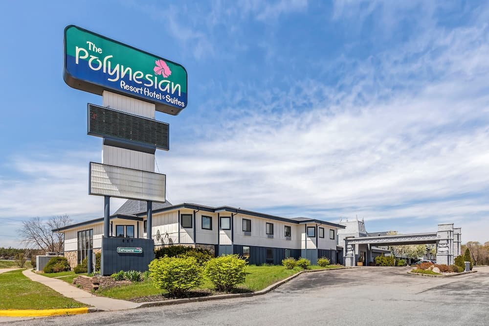 Polynesian Hotel & Suites Wisconsin Dells/Lake Delton featured exterior or lobby in Wisconsin Dells, WI — similar hotel