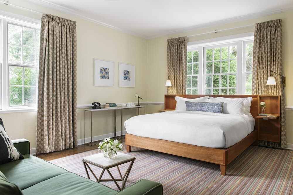 Oakhurst Inn at the University featured exterior or lobby in Charlottesville, VA — similar hotel