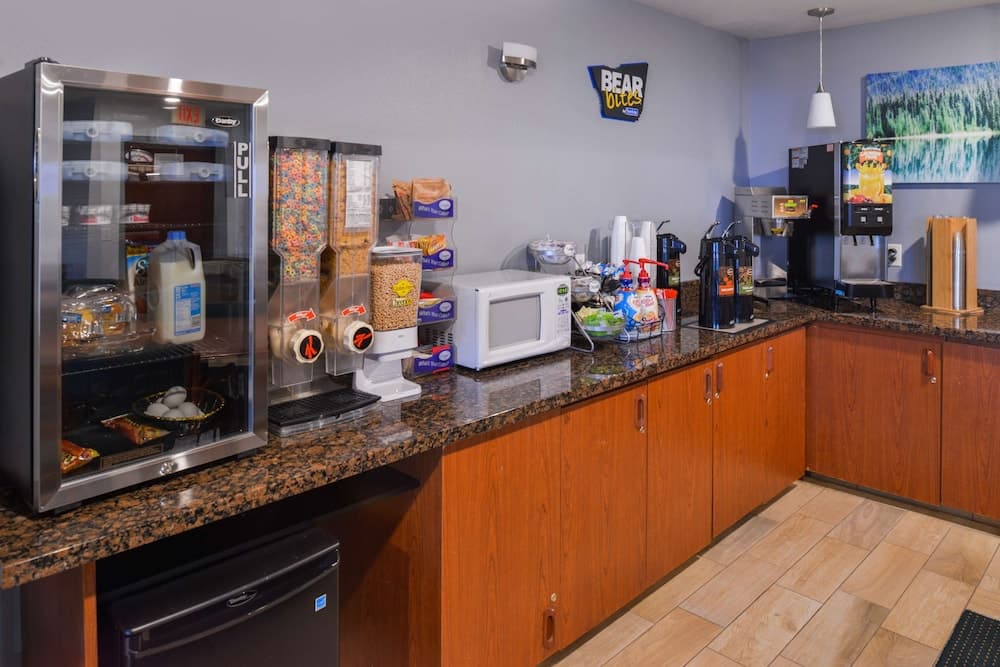 Travelodge Suites by Wyndham Newberg gallery photo in Newberg, OR — image 68