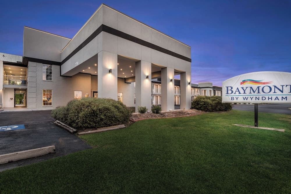 Baymont by Wyndham Beaumont gallery photo in Beaumont, TX — image 9