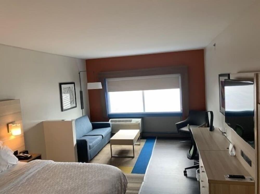 Holiday Inn Express & Suites Wilmington West - Medical Park by IHG property views in Wilmington, NC — gallery photo 3
