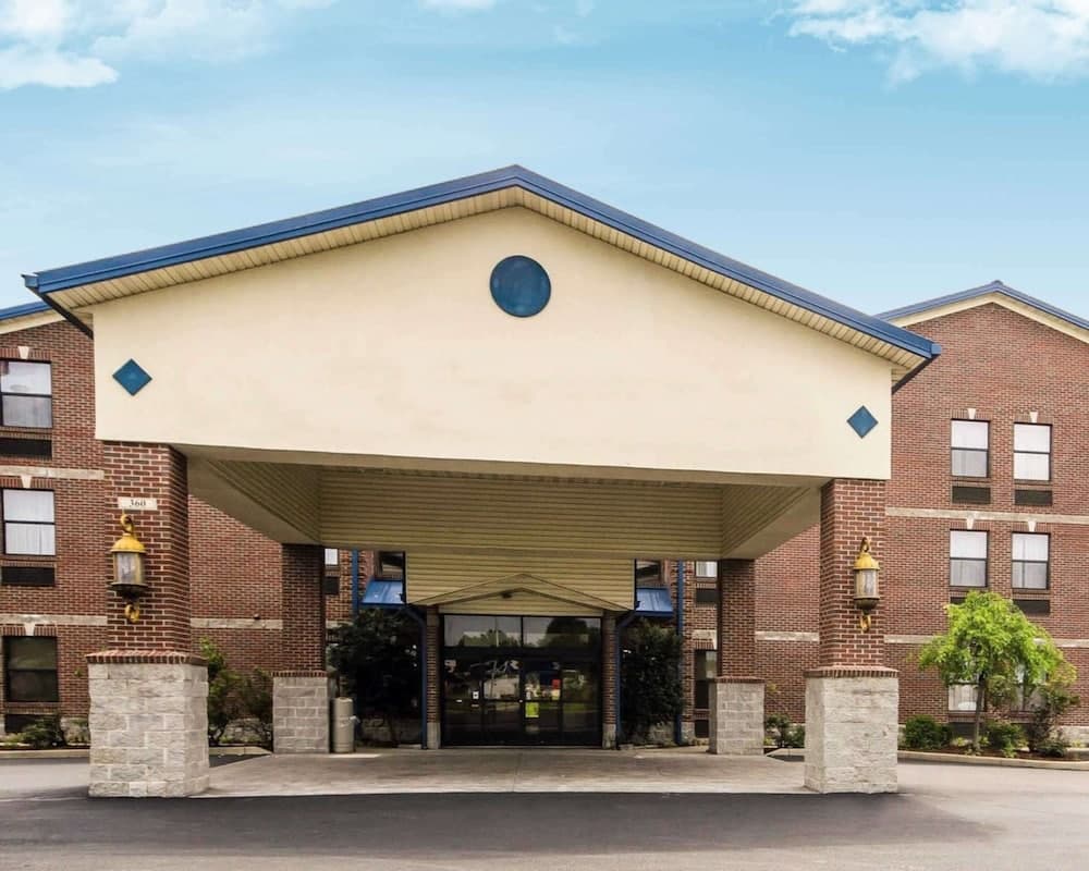 Quality Suites Jeffersonville - Louisville North featured exterior or lobby in Jeffersonville, IN — similar hotel