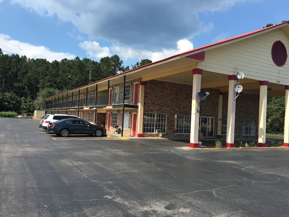 Jeffersonian Motor Inn by Townhouse, Prentiss MS featured exterior or lobby in Prentiss, MS — similar hotel