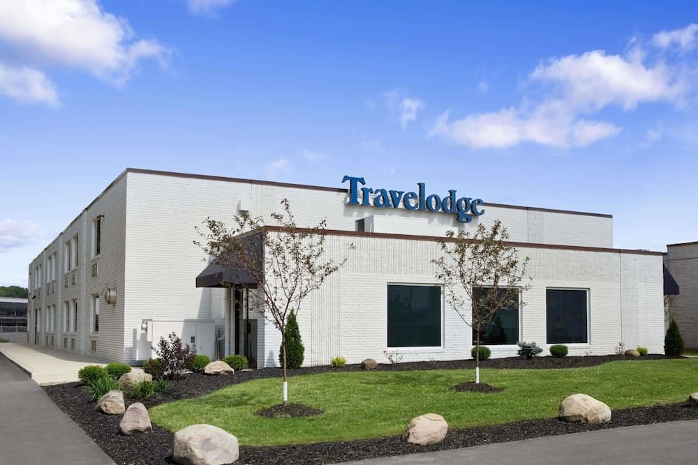 Travelodge by Wyndham Hubbard OH featured exterior or lobby in Hubbard, OH — similar hotel
