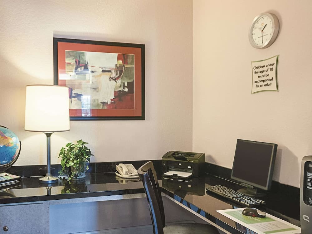 La Quinta Inn & Suites by Wyndham Slidell - North Shore Area gallery photo in Slidell, LA — image 8
