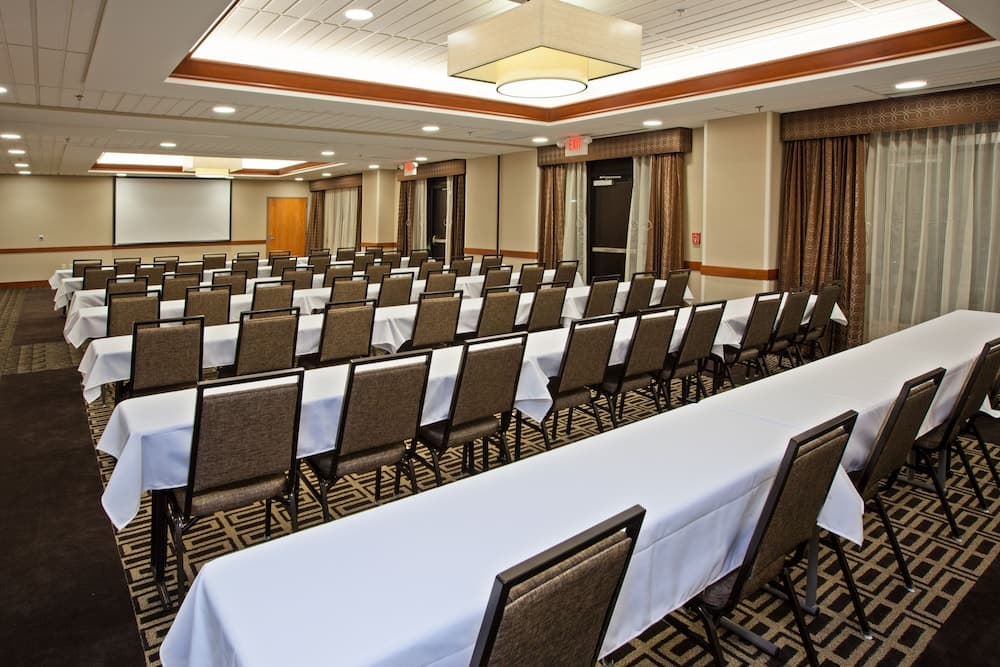 Holiday Inn Express and Suites Columbus Edinburgh by IHG gallery photo in Edinburgh, IN — image 9