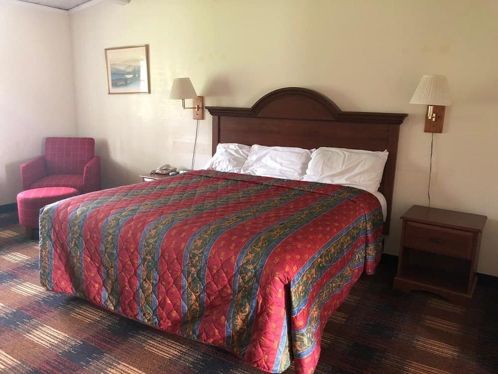 Red Carpet Inn North Syracuse interior in North Syracuse, NY — gallery photo 2