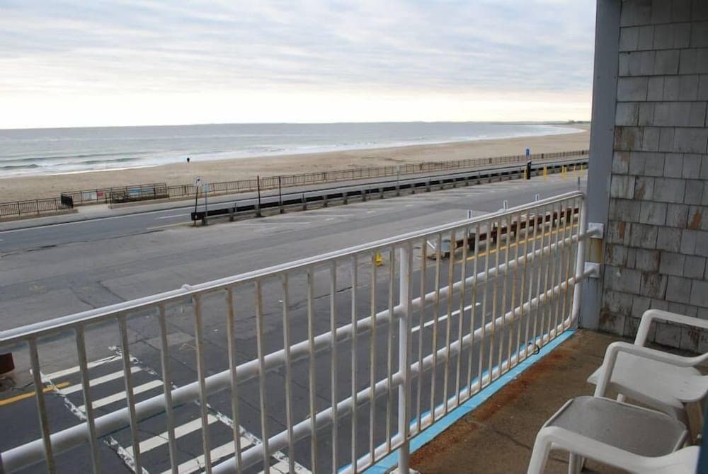 Hampton House Hotel interior in Hampton, NH — gallery photo 2