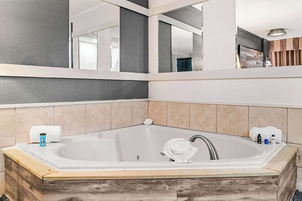 Rodeway Inn & Suites Saginaw I-675 gallery photo in Saginaw, MI — image 53
