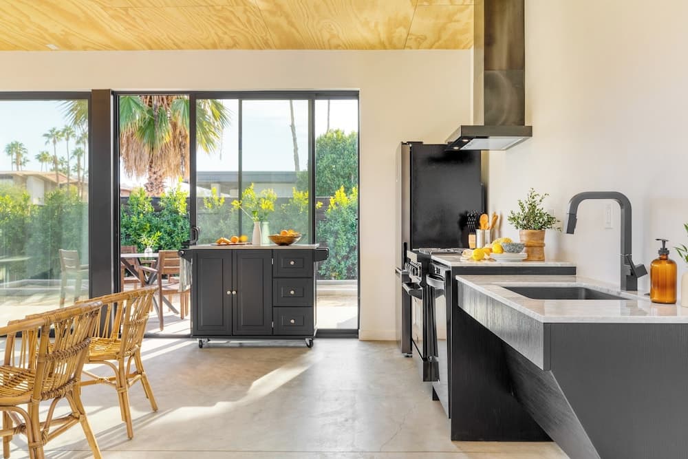 Blackhaus Full Buyout by Avantstay 16-room Hotel interior in Palm Springs, CA — gallery photo 2