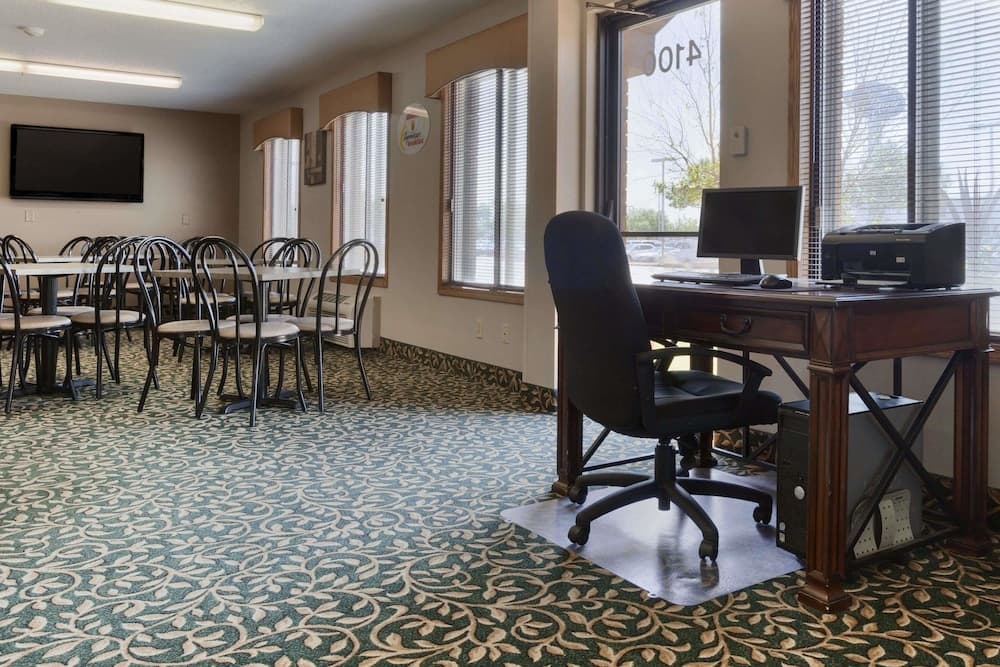 Super 8 by Wyndham Sioux Falls/41st Street interior in Sioux Falls, SD — gallery photo 2