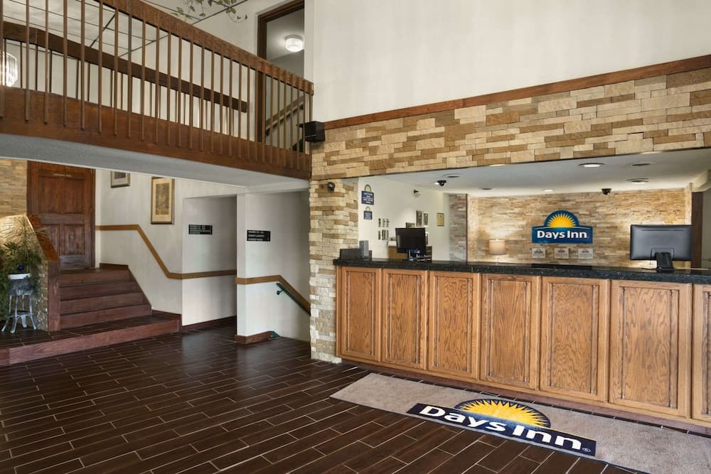 Ramada by Wyndham Pittsburgh/New Stanton interior in New Stanton, PA — gallery photo 2