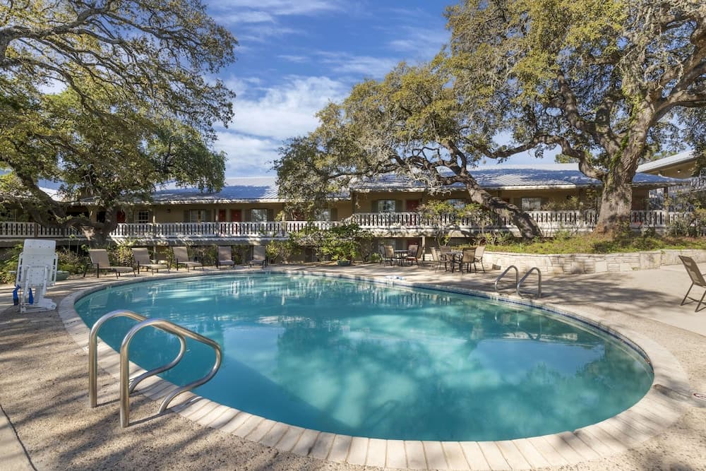 Best Western Sunday House Inn interior in Kerrville, TX — gallery photo 2