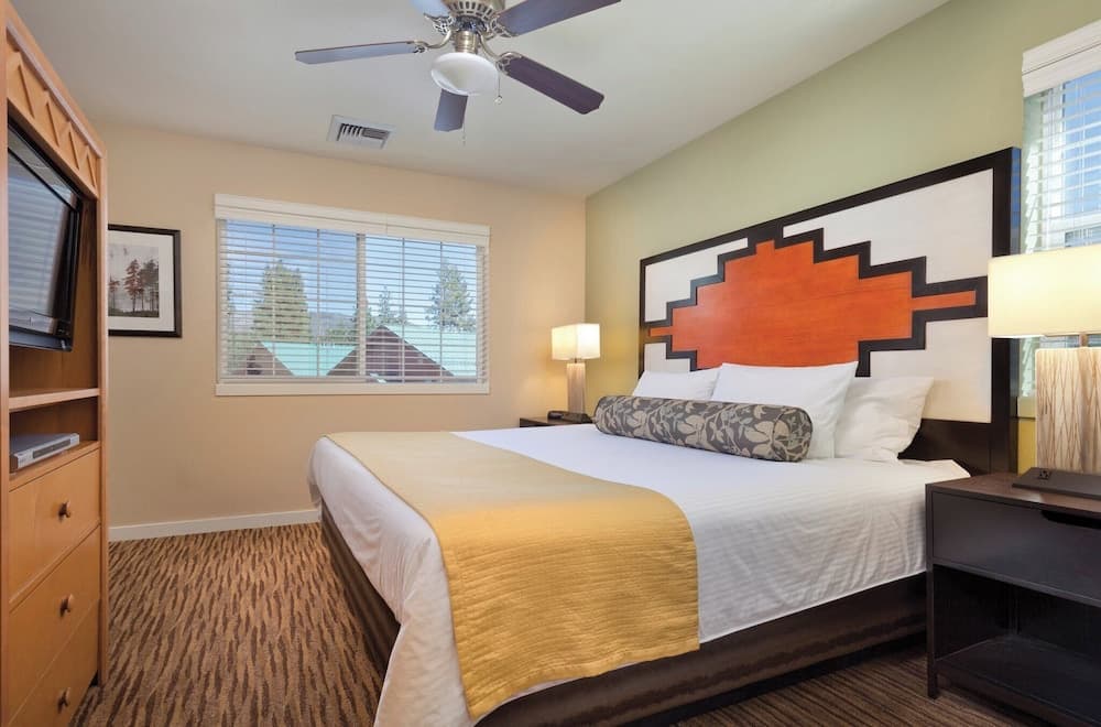 Palm Springs Condos interior in Palm Springs, CA — gallery photo 2