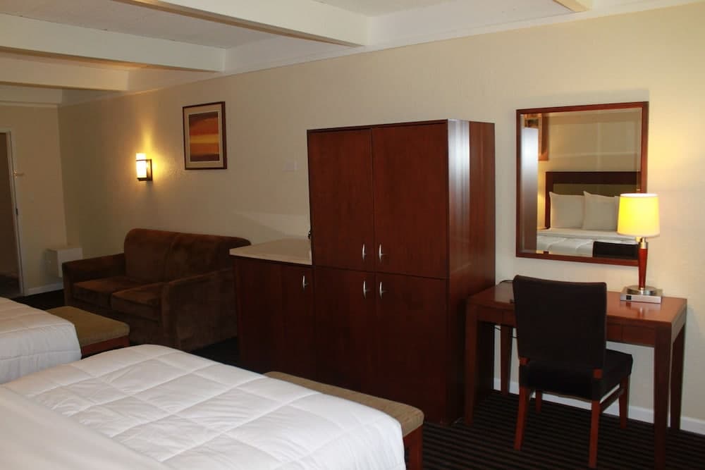 Lexington Inn & Suites NW Chicago Elgin interior in Elgin, IL — gallery photo 2