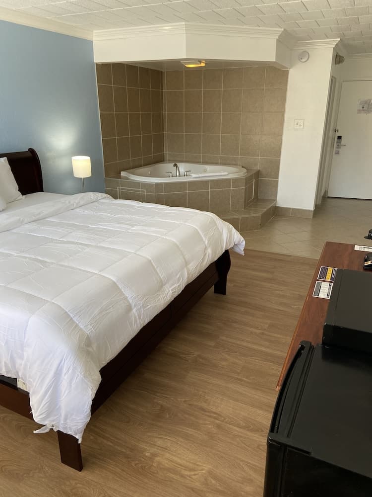 Ramada by Wyndham Butler/Tesla Biohealing Resort gallery photo in Butler, PA — image 24