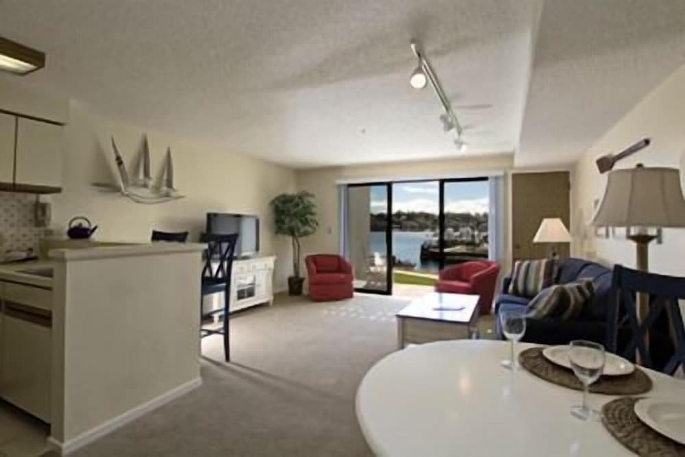 Edgewater Inn- Charlevoix interior in Charlevoix, MI — gallery photo 2