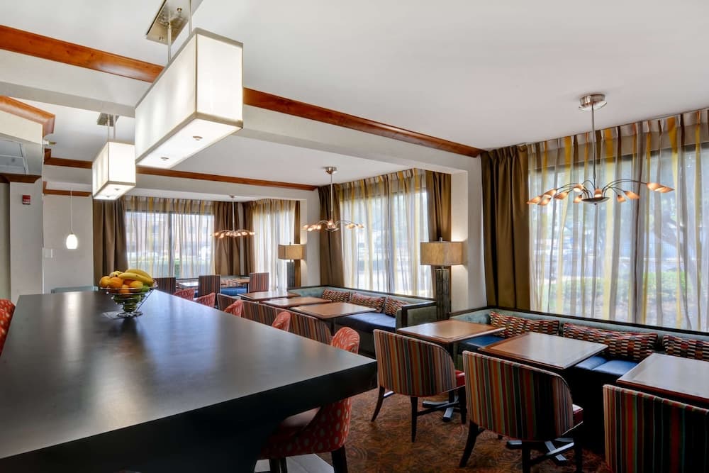 Hampton Inn Memphis-Poplar interior in Memphis, TN — gallery photo 2