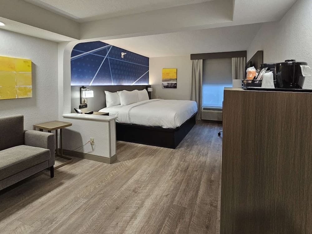 Comfort Inn & Suites Saint Louis Lafayette Square property views in St. Louis, MO — gallery photo 3