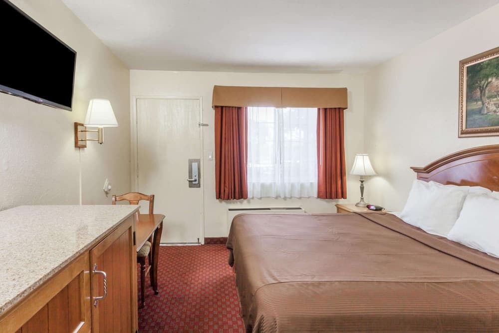 Travelodge by Wyndham Fullerton Near Anaheim gallery photo in Fullerton, CA — image 37