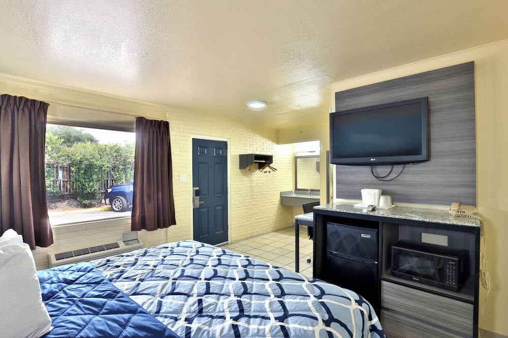 Americas Best Value Inn San Antonio Airport South property views in San Antonio, TX — gallery photo 3