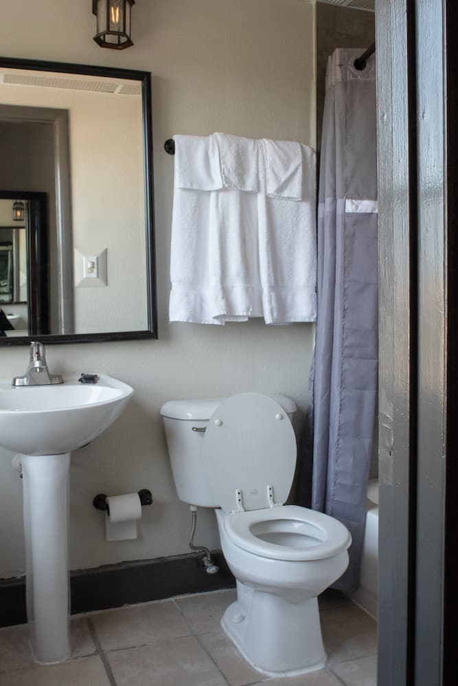 Hotel Chataura gallery photo in Dearborn, MI — image 5