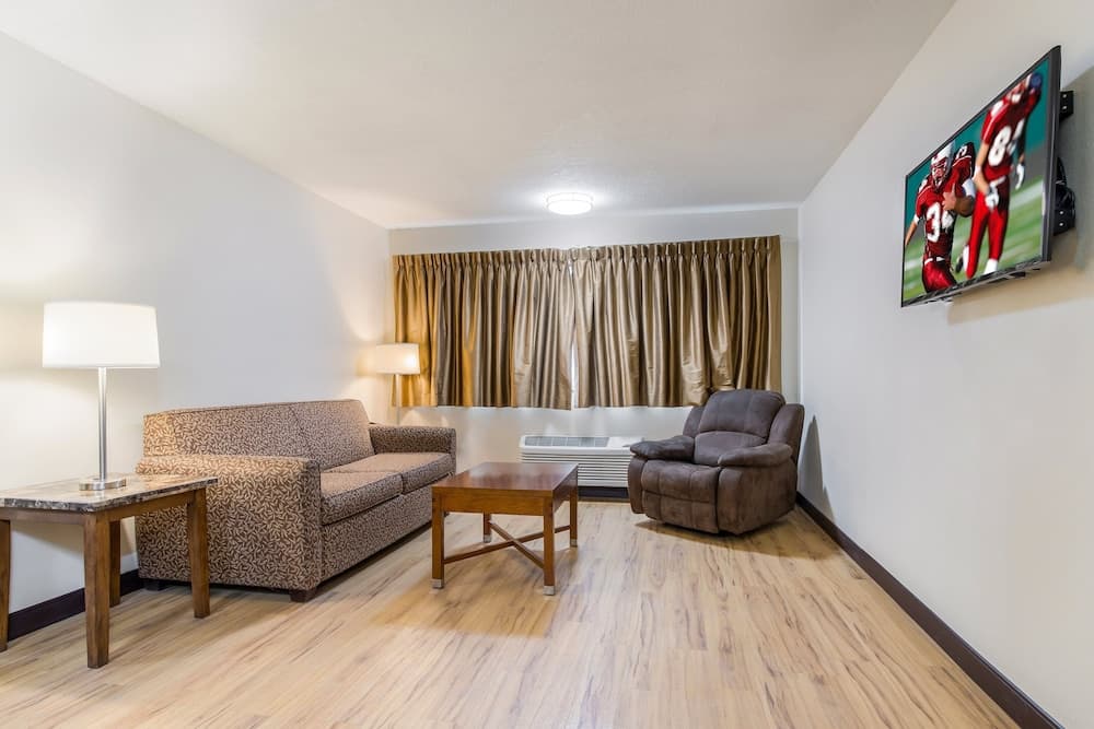 Red Roof Inn Albuquerque - Midtown property views in Albuquerque, NM — gallery photo 3