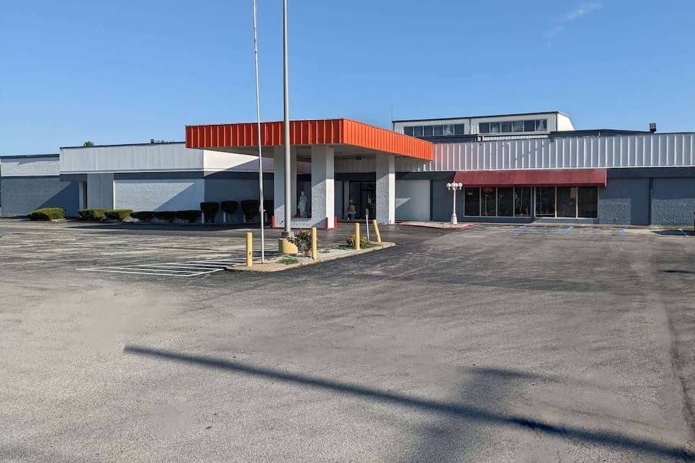 Howard Johnson BY Wyndham Hannibal interior in Hannibal, MO — gallery photo 2