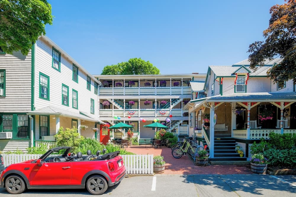 Pequot Hotel gallery photo in Oak Bluffs, MA — image 10