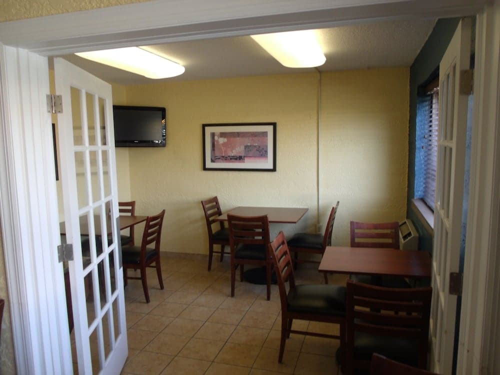 Relax Inn property views in Davenport, IA — gallery photo 3