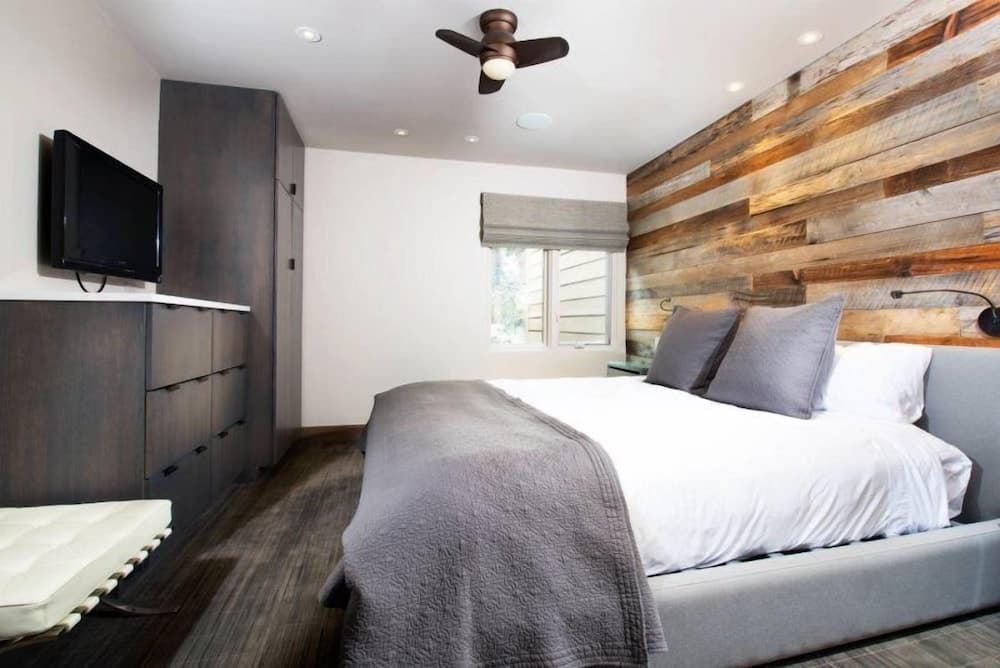 Luxury 3 Bedroom Downtown Aspen Vacation Rental With Amenities Including Heated Pool, Hot Tubs, Game Room and Spa — hotel in Aspen, Colorado