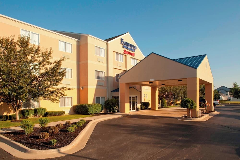 Fairfield by Marriott Mt Pleasant featured exterior or lobby in Mount Pleasant, MI — similar hotel