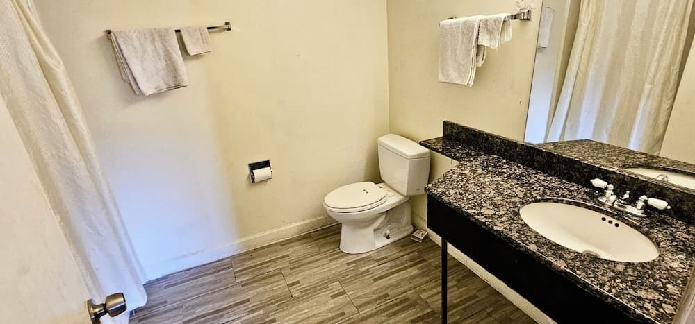 Three Judges Motel interior in New Haven, CT — gallery photo 2