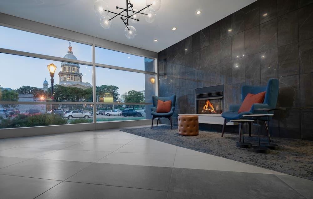 State House Inn, Trademark Collection by Wyndham interior in Springfield, IL — gallery photo 2
