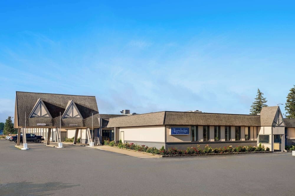 Travelodge by Wyndham Gaylord featured exterior or lobby in Gaylord, MI — similar hotel