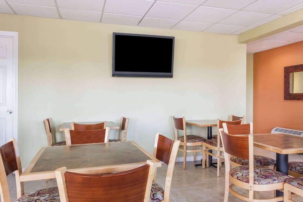 Days Inn by Wyndham Orange gallery photo in Orange, TX — image 11