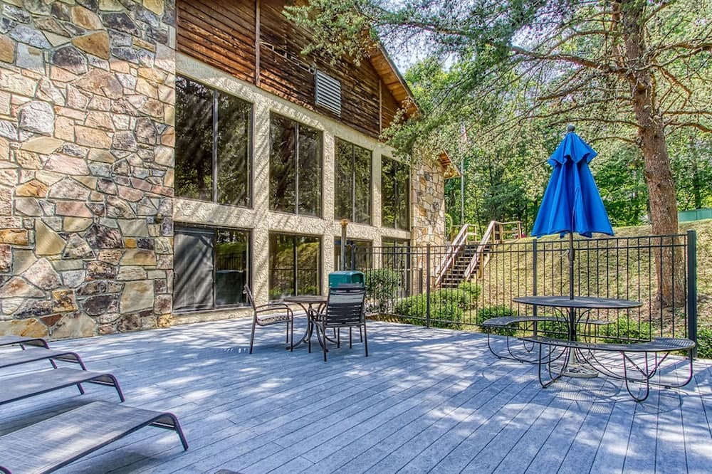Pinecrest Townhomes-1K2Q- Renovated property views in Pigeon Forge, TN — gallery photo 3