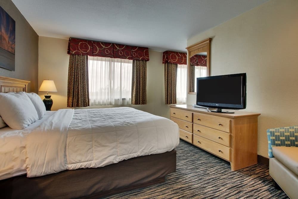 EverSpring Inn & Suites featured exterior or lobby in Oskaloosa, IA — similar hotel