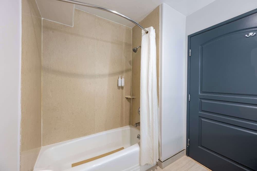 Torrance Inn LAX Airport Area interior in Torrance, CA — gallery photo 2