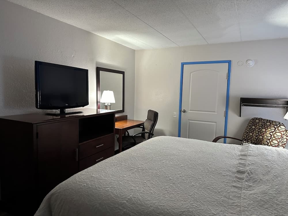 American Inn and Suites Bishop gallery photo in Flint, MI — image 17