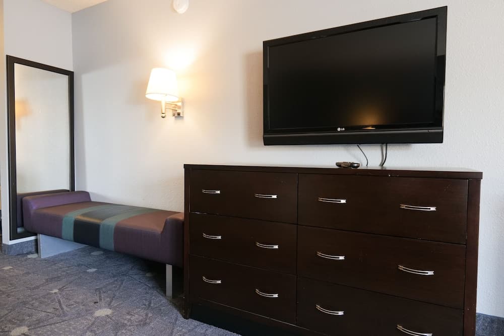 Baymont by Wyndham Flint Airport North gallery photo in Flint, MI — image 27