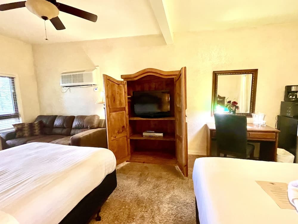 Lake View Queen Guest Room With Two Queens, Sleeper Sofa And Patio Overlooking Lake Ouachita. 1 Bedroom Hotel Room by RedAwning property views in Mount Ida, AR — gallery photo 3
