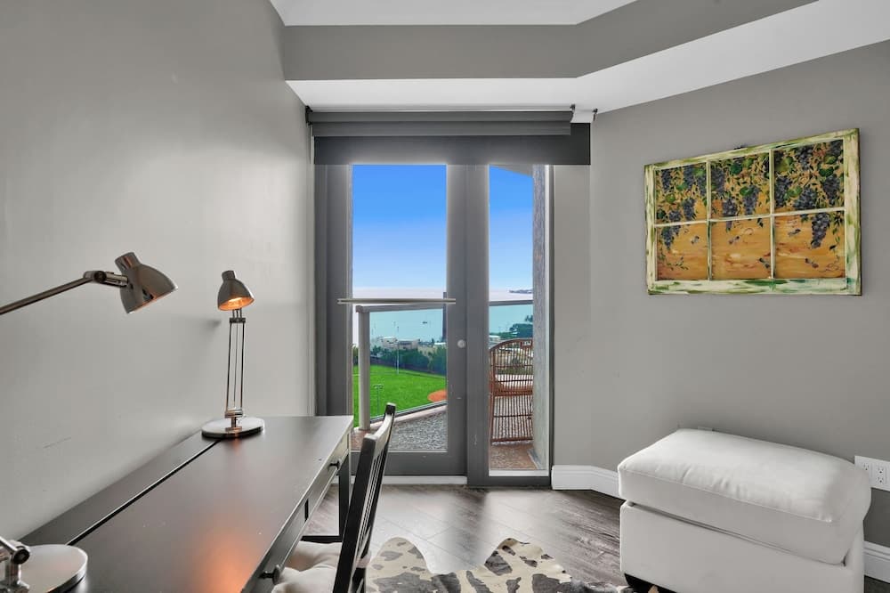 Sight of SAIL Boats Tranquil 1 bedroom property views in Miami, FL — gallery photo 3