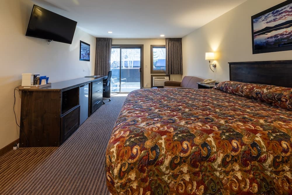 Rabbit Ears Motel property views in Steamboat Springs, CO — gallery photo 3