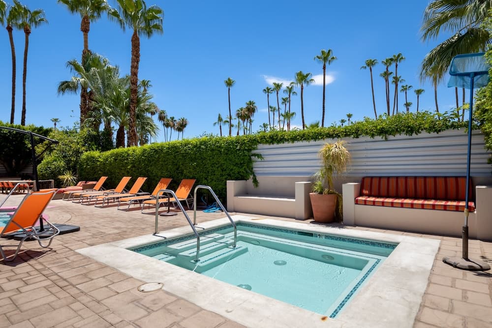 Poolside Fun King Suite property views in Palm Springs, CA — gallery photo 3