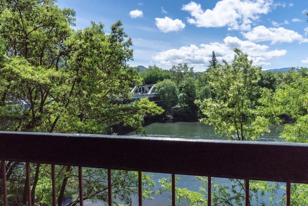 Riverside Inn gallery photo in Grants Pass, OR — image 10
