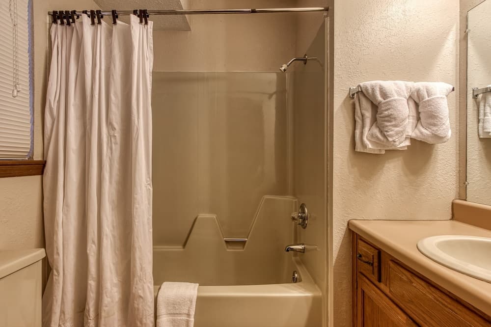 Pinecrest Hotel B property views in Pigeon Forge, TN — gallery photo 3