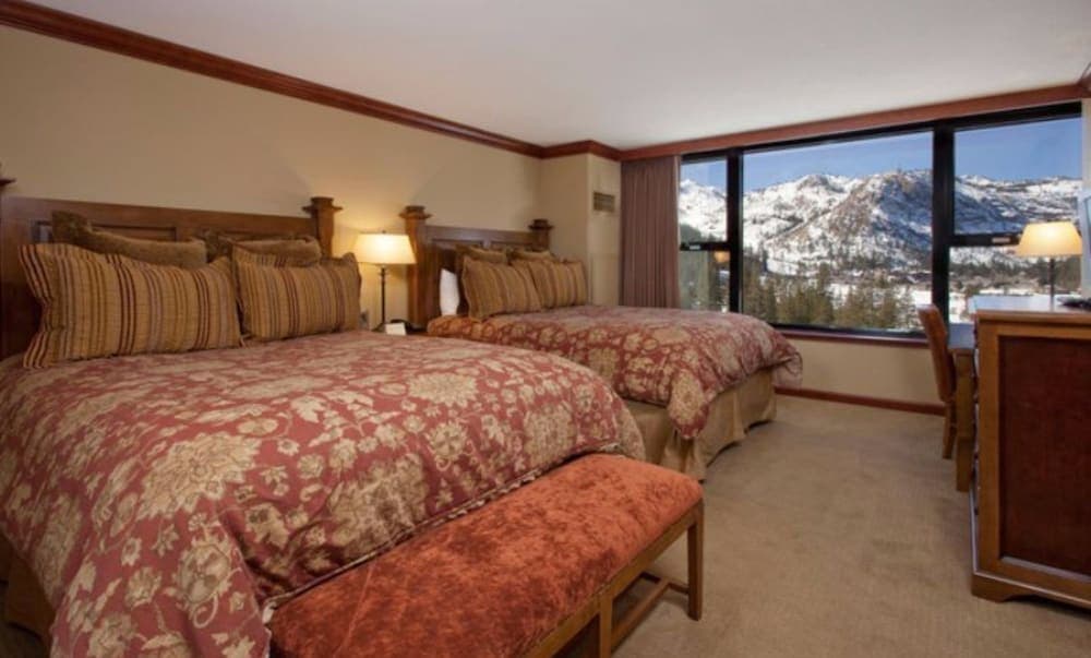 Resort at Squaw Creek Studio 806 interior in Olympic Valley — gallery photo 2