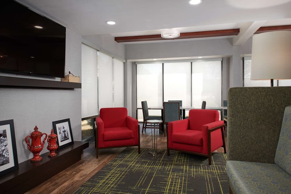 Hampton Inn Atlanta NW Cumberland interior in Atlanta, GA — gallery photo 2