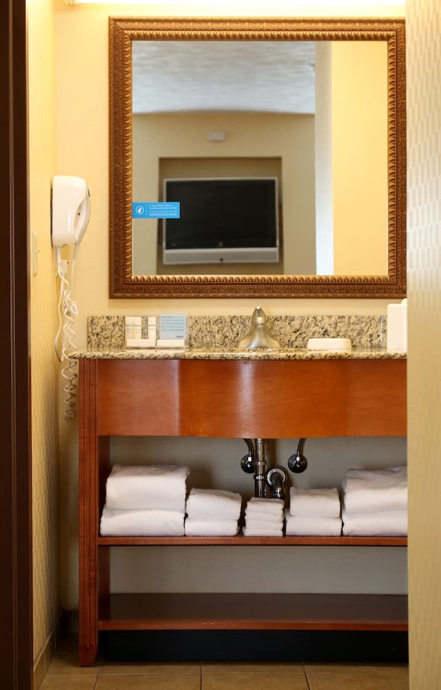 Hampton Inn Waterloo Cedar Valley interior in Waterloo, IA — gallery photo 2